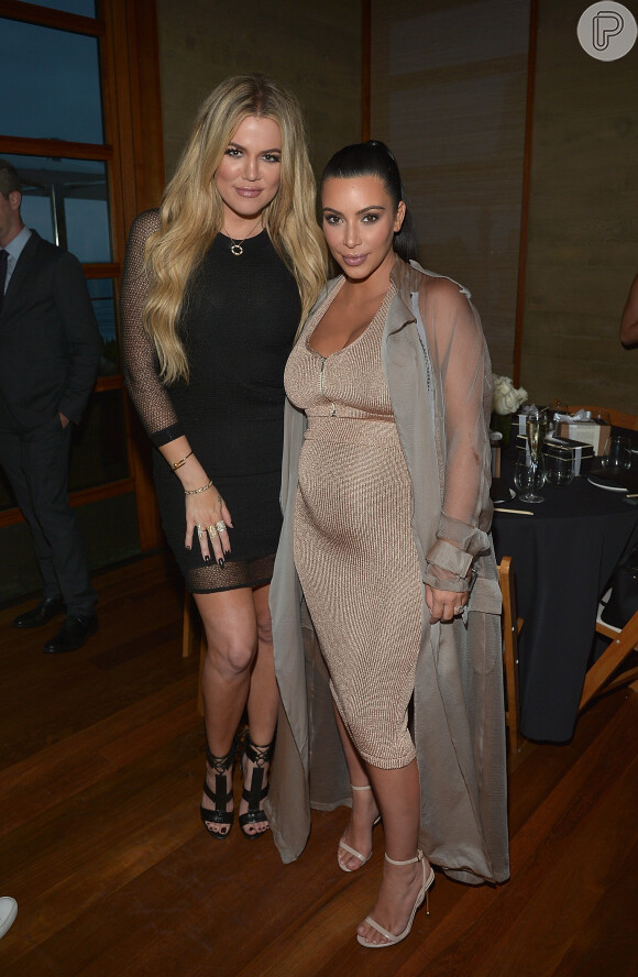 Ao lado da irmã Khloe Kardashian, Kim fez a linha recatada usando um vestido mais discreto em um evento no início de setembro