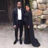 Ao lado de Kanye West, Kim usa um vestido da nova coleção da grife Givenchi durante o casamento de um amigo do casal