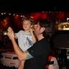 Dado Dolabella brinca com o filho Valentim, que festejou 3 anos, em 10 de dezembro de 2012