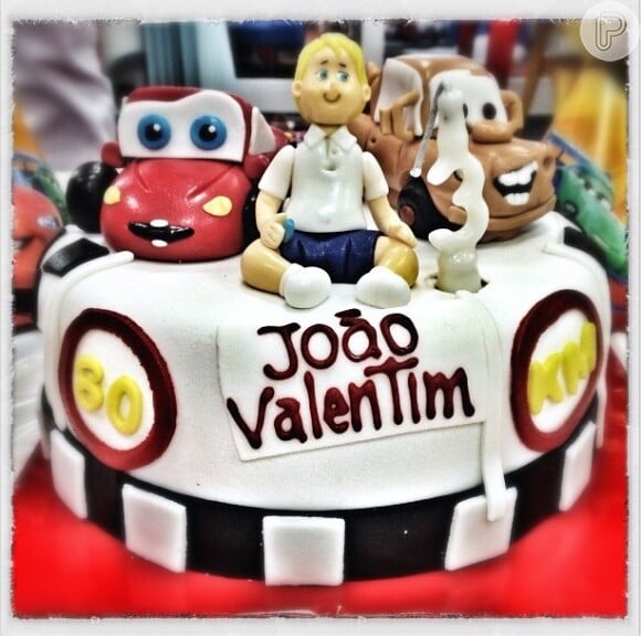 Dado Dolabela publica foto do bolo de aniversário de Valentim e manda um recado para o filho