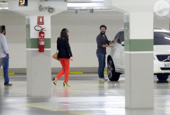 Mariana Rios e Daniel de Oliveira se despediram do amigo e seguiram para o carro da atriz