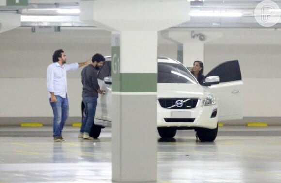 Discretos, Mariana Rios e Daniel de Oliveira tentaram evitar o registro juntos, mas acabaram sendo flagrados saindo do shopping no mesmo carro
