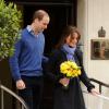 A duquesa de Cambridge saiu do hospital com um buquê de flores amarelas