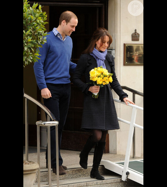 A duquesa de Cambridge saiu do hospital com um buquê de flores amarelas