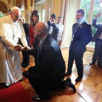 Oscar Schmidt se ajoelha para receber benção do Papa Francisco: 'Fé renovada'