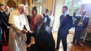 Oscar Schmidt se ajoelha para receber benção do Papa Francisco: 'Fé renovada'