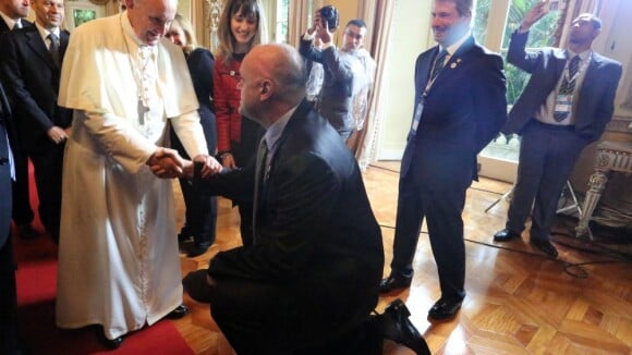 Oscar Schmidt se ajoelha para receber benção do Papa Francisco: 'Fé renovada'