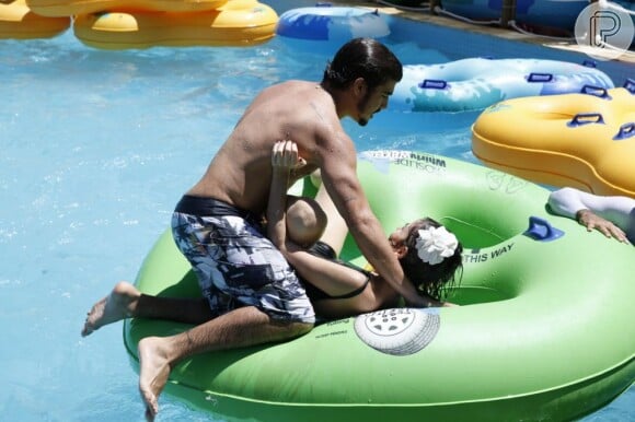 Caio Castro e Maria Casadevall brincam em piscina no Beach Park de Fortaleza