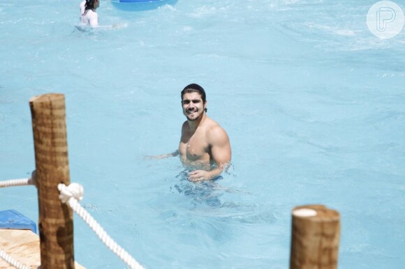 Caio Castro curte piscina do Beach Park de Fortaleza