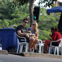 Gabriel Braga Nunes toma água de coco com a namorada, Isabel Mello, na Lagoa