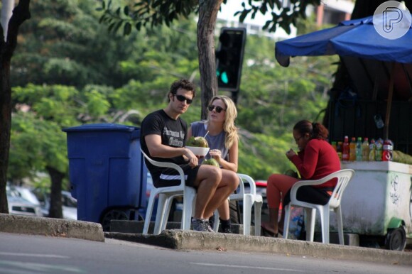Gabriel Braga Nunes e a namorada, Isabel Mello, curtiram a tarde de sol na Lagoa Rodrigo de Freitas, Zona Sul do Rio de Janeiro, neste sábado, 27 de julho de 2013