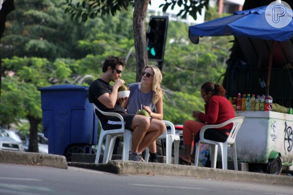 Gabriel Braga Nunes e a namorada, Isabel Mello, curtiram a tarde de sol juntinhos na Lagoa Rodrigo de Freitas