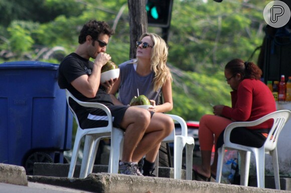Gabriel Braga Nunes e a namorada, Isabel Mello, tomaram água de coco