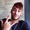 Neymar terá que adotar visual mais discreto a pedido do Barcelona. Mas neste domingo, 28 de julho de 2013, ele publicou uma foto já da Espanha com o famoso topete na cor vermelha