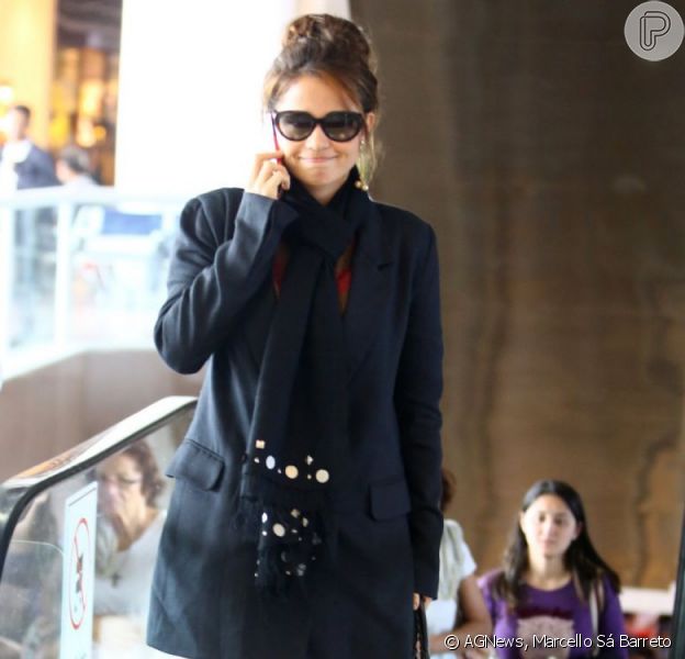 Nanda Costa Embarca Com Um Look De Inverno Em Aeroporto Do Rio Purepeople