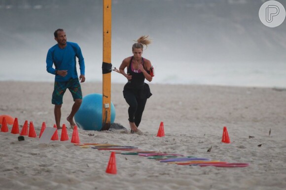 Carolina Dieckmann foi flagrada fazendo exercícios físicos na praia nesta segunda-feira, em 29 de julho de 2013