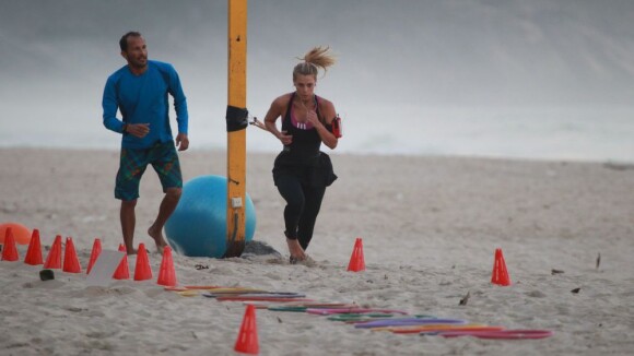 Carolina Dieckmann exibe boa forma durante exercícios na praia