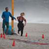 Carolina Dieckmann treinou na areia acompanha de um personal