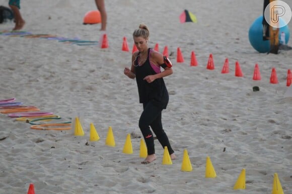 Carolina Dieckmann, que está na próxima novela das seis, 'Joia Rara', fez uma série de exercícios na praia
