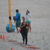 Carolina Dieckmann é fotografada se exercitando nas areias da Praia do Pepino