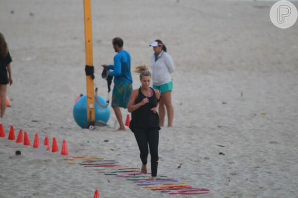 Carolina Dieckmann é fotografada se exercitando nas areias da Praia do Pepino