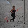 Carolina Dieckmann suou a camisa durante as atividades de circuito na praia