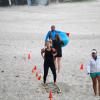 Carolina Dieckmann treinou com outras alunas do personal na praia
