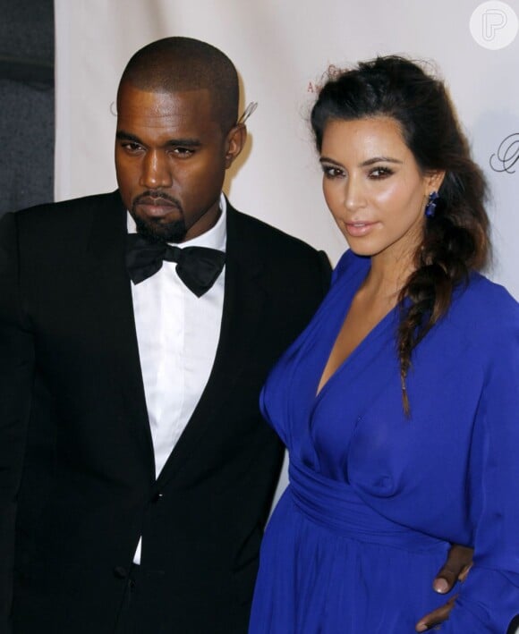 Kim Kardashian acompanhada do namorado, Kanye West