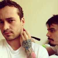 Rodrigo Andrade faz tatuagem de mentira para rodar novo filme