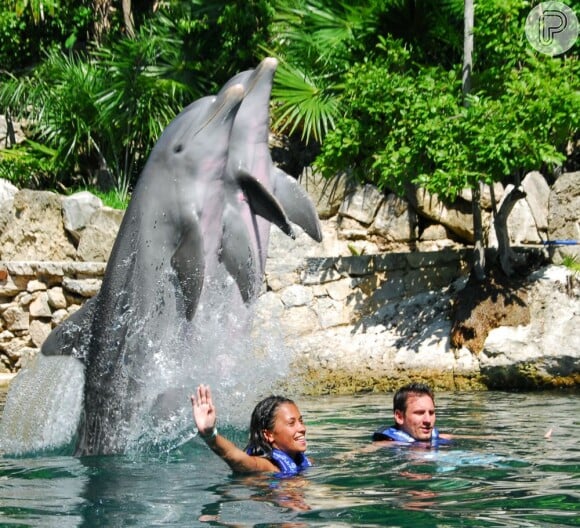 Na foto, Messi e Antonella com golfinhos