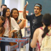 Caio Castro é cercado por fãs ao embarcar em aeroporto do Rio