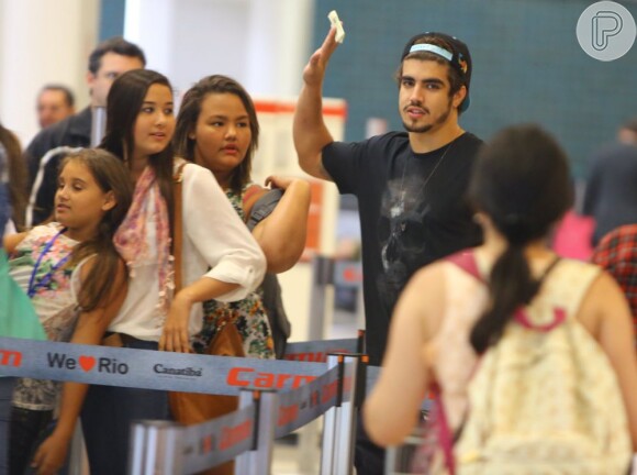 Caio Castro atende fãs no aeroporto do Rio, em 31 de julho de 2013