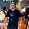Caio Castro embarca sozinho em aeroporto do Rio