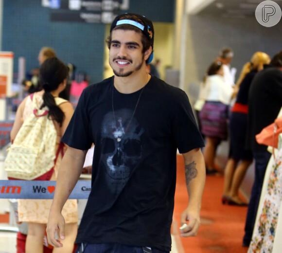 Caio Castro embarca sozinho em aeroporto do Rio