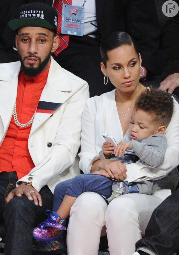 Alicia Keys é flagrada com o filho, Egypt durante um jogo de basquete nos Estados Unidos