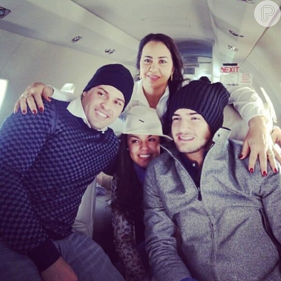 Alexandre Pato aparece na foto com os irmãos e sua mãe. Nesta sexta-feira, 2 de agosto de 2013, o jogador agradeceu o carinhos dos fãs após falar sobre a perda do avô