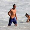 Para amenizar o calor, Rodrigo mergulha nas águas da praia do Leblon