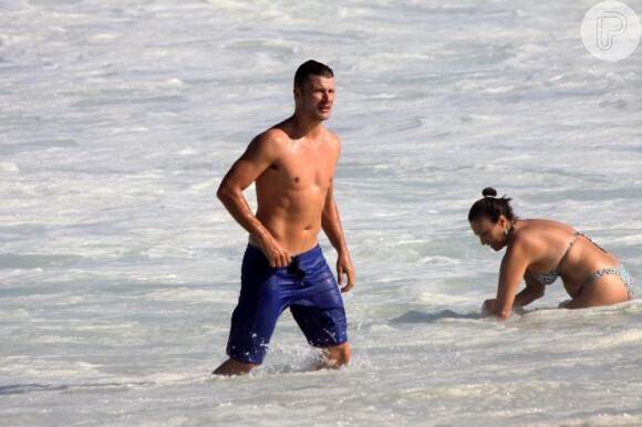 Para amenizar o calor, Rodrigo mergulha nas águas da praia do Leblon