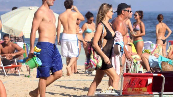 Fernanda Lima e Rodrigo Hilbert vão à praia com os filhos gêmeos