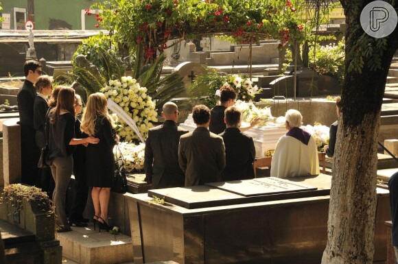 Nicole (Marina Ruy Barbosa) é enterrada após morrer no altar, em 'Amor à Vida'