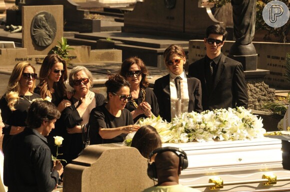 Edith (Bárbara Paz) e Félix (Mateus Solano) acompanham enterro de Nicole (Marina Ruy Barbosa), em 'Amor à Vida'