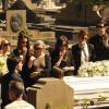 Thales (Ricardo Tozzi) e Leila (Fernanda Machado) acompanham enterro de Nicole (Marina Ruy Barbosa), em 'Amor à Vida'