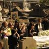 Família de Pilar (Susana Vieira) choram no enterro de Nicole (Marina Ruy Barbosa) em 'Amor à Vida'