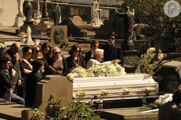 Família de Pilar (Susana Vieira) acompanha enterro de Nicole (Marina Ruy Barbosa), em 'Amor à Vida'