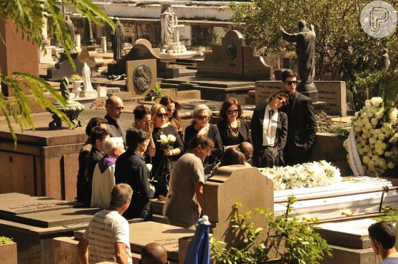 Nicole (Marina Ruy Barbosa) é enterrada em 'Amor à Vida'