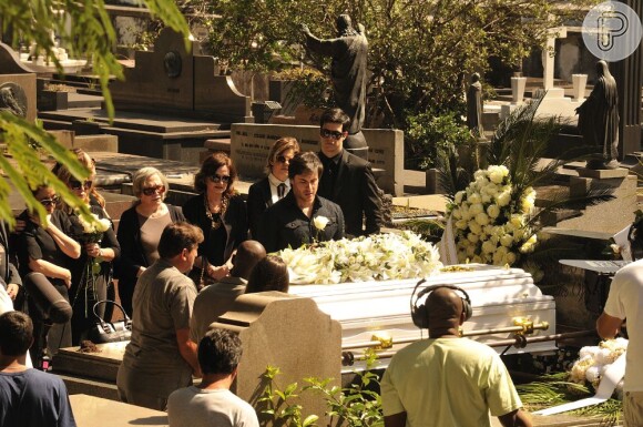 Thales (Ricardo Tozzi) segura rosa branca em frente ao caixão de Nicole (Marina Ruy Barbosa), em 'Amor à Vida'