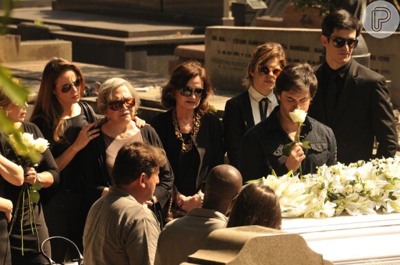 Thales (Ricardo Tozzi) deixa rosa branca no túmulo de Nicole (Marina Ruy Barbosa), em 'Amor à Vida'