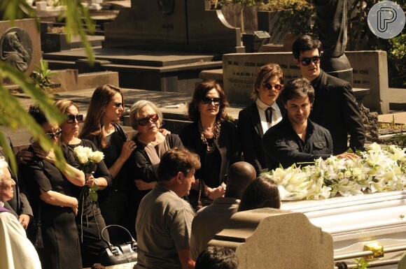 Familiares acompanham enterro de Nicole (Marina Ruy Barbosa), em 'Amor à Vida'