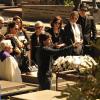 Thales (Ricardo Tozzi) acompanha enterro de Nicole (Marina Ruy Barbosa), em 'Amor à Vida'