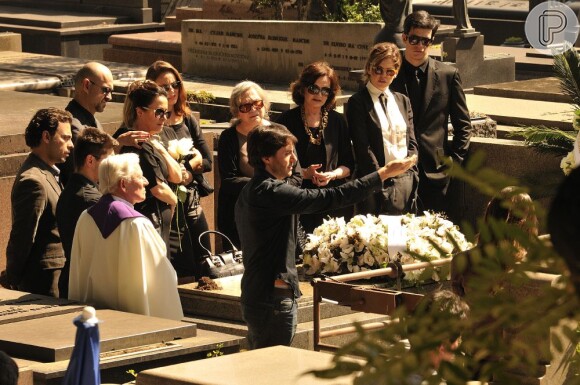 Thales (Ricardo Tozzi) acompanha enterro de Nicole (Marina Ruy Barbosa), em 'Amor à Vida'